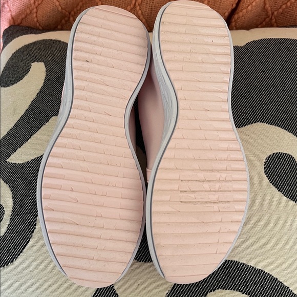 Baby pink AVIA tennis shoes - Picture 3 of 5